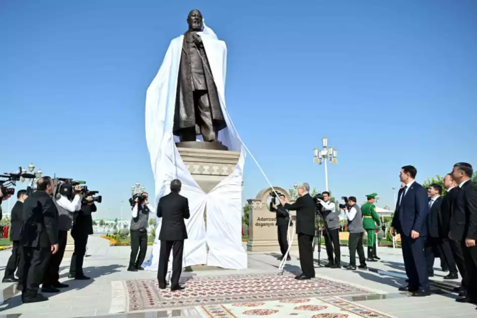 Қасым-Жомарт Тоқаев пен Гурбангулы Бердімұхамедов Ашхабадтағы Абай ескерткішін салтанатты түрде ашты