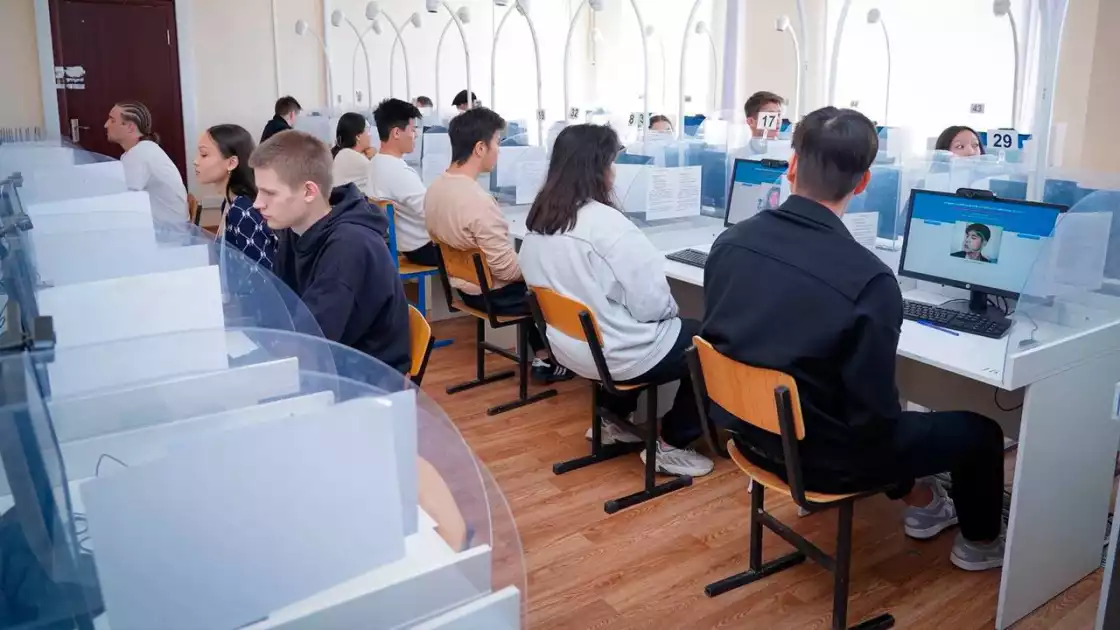 Елімізде ҰБТ басталды: 180 мыңнан астам түлек өтінім берді, тестілеу 7 шілдеге дейін жалғасады
