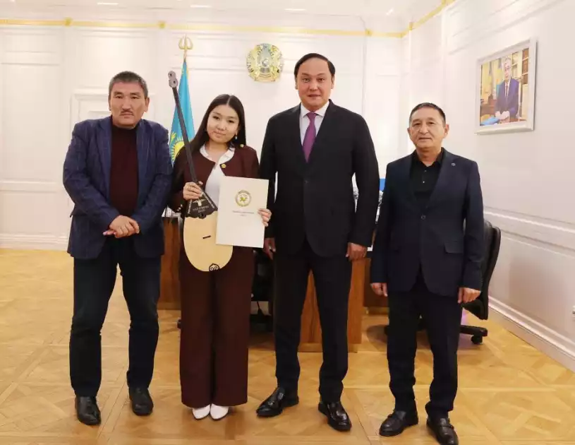 ЕРБОЛ ҚАРАШӨКЕЕВ ТАРАЗДЫҚ ЖАС АЙТЫСКЕР АҚЫН ІНЖУ ЖАҢАБАЙМЕН КЕЗДЕСТІ