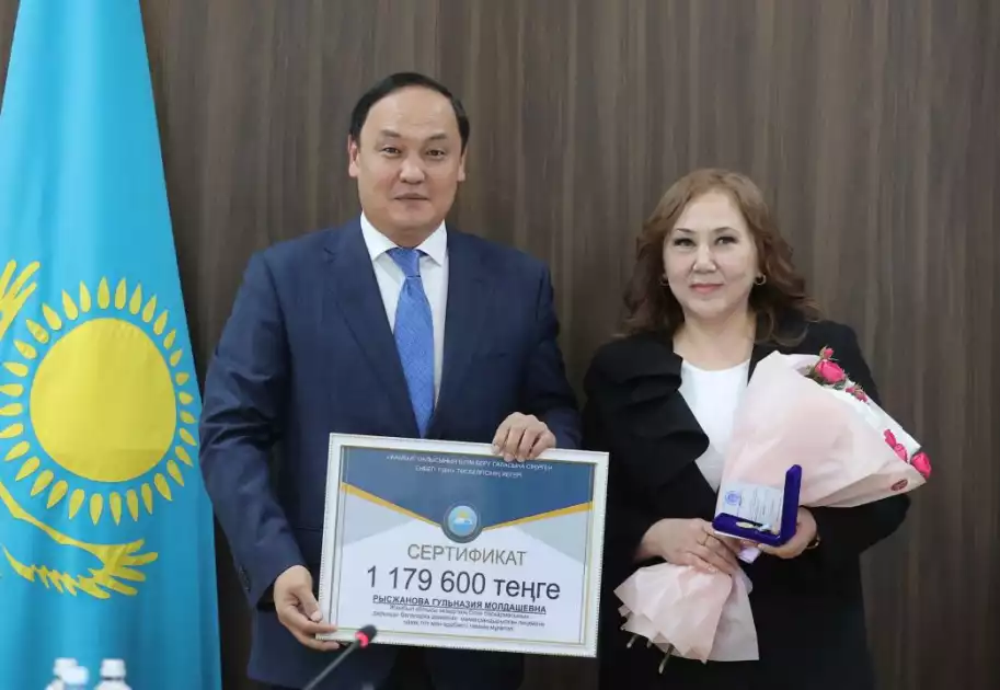 ЕРБОЛ ҚАРАШӨКЕЕВ ҮЗДІК ПЕДАГОГТЕРДІ МАРАПАТТАДЫ