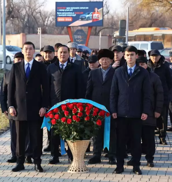 ТАРАЗДА «ТӘУЕЛСІЗДІК» МОНУМЕНТІНЕ ГҮЛ ШОҚТАРЫН ҚОЮ РӘСІМІ ӨТТІ